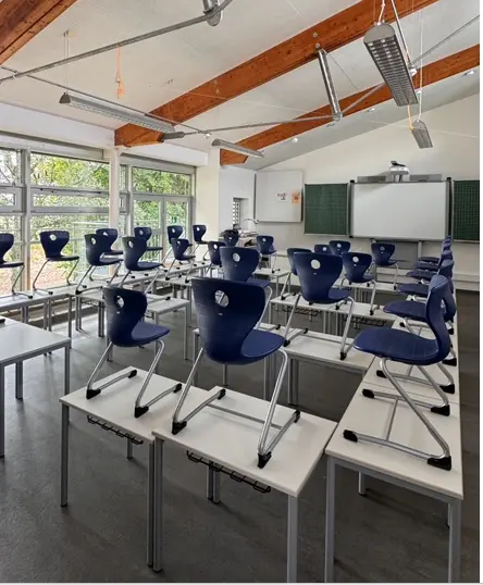 Blick in ein Klassenzimmer mit neuer Bestuhlung